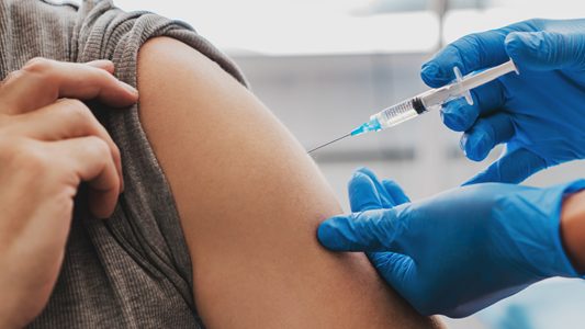 Vakcíny proti chřipce docházejí: mnozí zájemci odcházejí od lékaře s prázdnou! Jak si zajistit očkování včas?